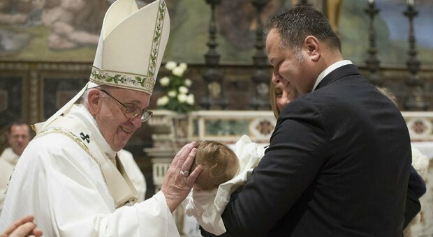 Papa Francesco mette fine al "caos battesimi": «I sacramenti vanno somministrati con rigore»
