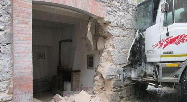 Betoniera sfonda una casa Incidente choc a Serravalle