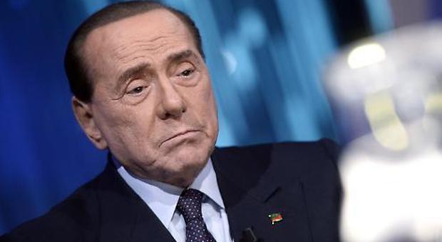 Berlusconi operato d'urgenza per ernia: «Intervento riuscito»