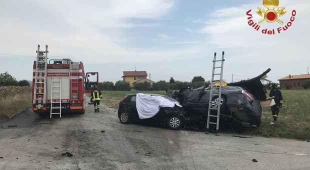 Schianto tra due auto: un conducente morto, l'altro trasportato a Torrette: è grave