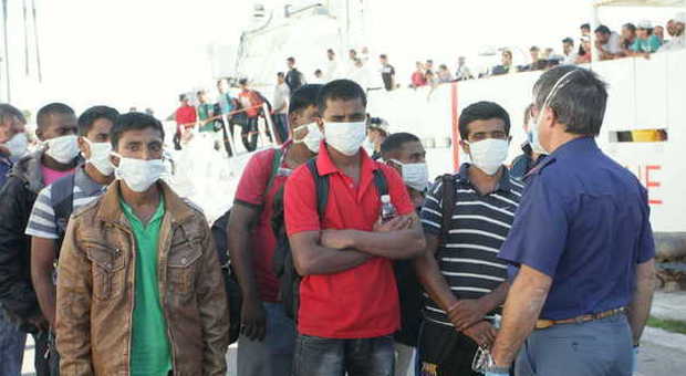 Strage di migranti in Libia, arrestati sei scafisti. Proseguono gli sbarchi