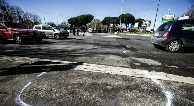 Incidente sulla Prenestina, auto sotto un camion dopo un sorpasso: Maurizio Todesco muore a 61 anni
