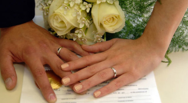 Gli italiani si sposano meno e si separano di più: le nozze durano circa 16 anni