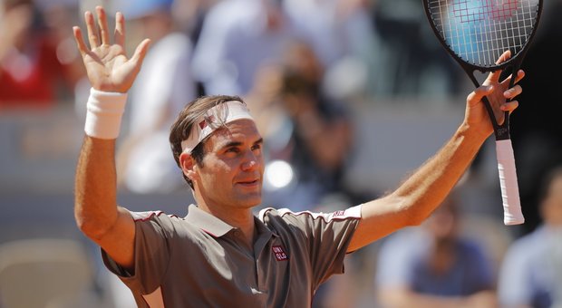 Federer ai quarti del Roland Garros: battuto Mayer in tre set