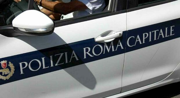 Roma, aggredisce due vigili che l'avevano rimproverata per aver attraversato con il rosso: denunciata romena di 37 anni