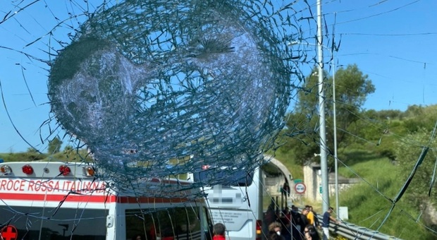 Autostrada A2, bus con scolaresca colpito da un pezzo di alluminio