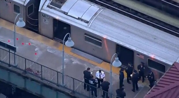 New York, sparata tra adolescenti alla fermata della metro: morta una ragazza, 5 feriti. La follia dopo una lite