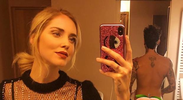 Chiara Ferragni, selfie con Fedez nudo alle sue spalle su Instagram