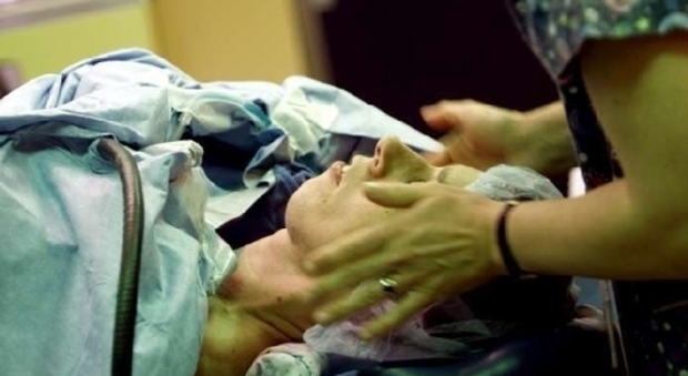 «L'ipnosi funziona meglio di un'anestesia», la dimostrazione dei medici in sala operatoria
