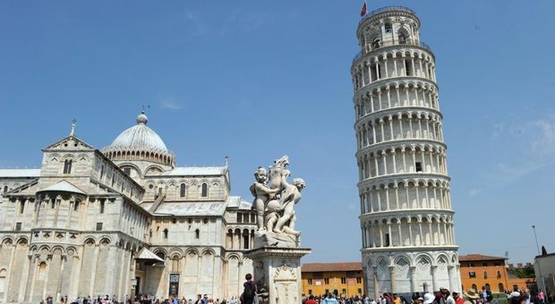 Pisa, due turisti incidono il loro nome sulla torre pendente: arrestati e subito liberati