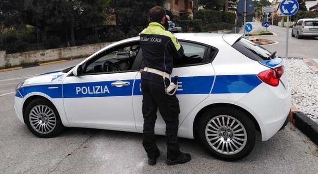 La polizia locale di Osimo. L’auto piomba sul muro di cinta di un’azienda, poi la fuga: incastrati fidanzati di Filottrano