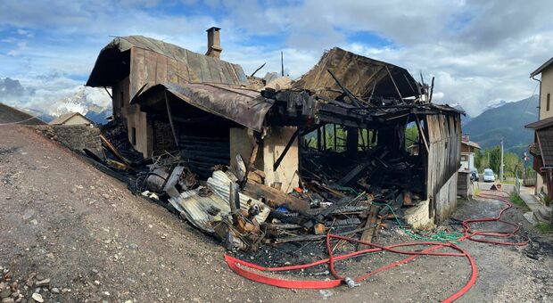 Una delle case distrutte dall'incendio che venerdì è divampato a Canazaei frazione di Colle Santa Lucia
