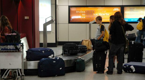 Valigie in aeroporto, perché non sempre arrivano sul rullo o tardano? Il nodo consegna bagagli a Tessera