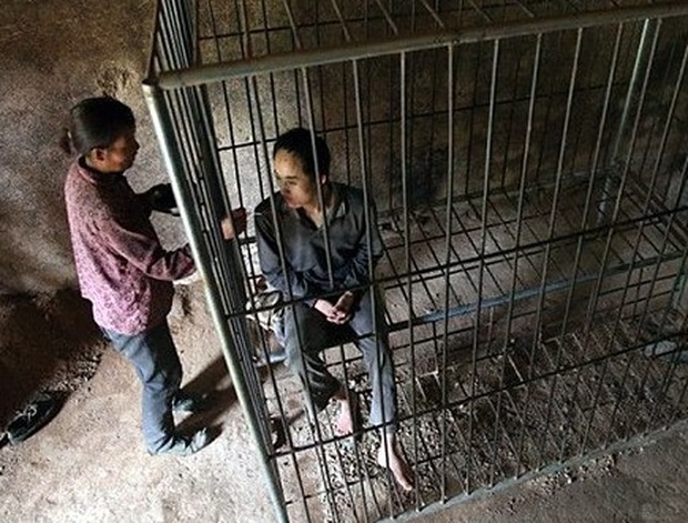 Cina, i genitori non hanno i soldi per le cure: ragazzo schizofrenico di 19 anni costretto a vivere in gabbia