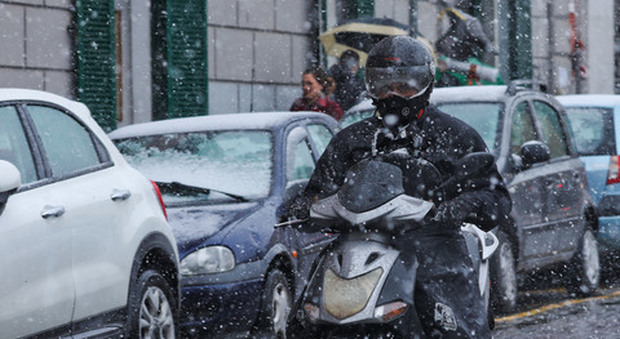 Napoli e la Campania si risvegliano sotto la neve: strade imbiancate e traffico in tilt