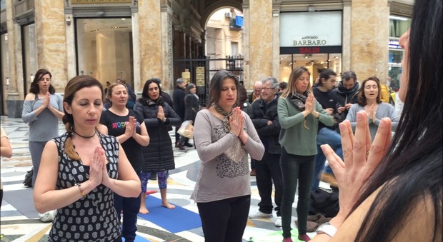 Napoli, flash mob in Galleria: «Lo yoga come strumento di disconnessione e ricerca di se stessi»