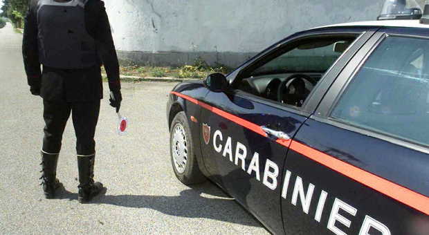 Imbocca rotatoria contromano e tenta di speronare i carabinieri: arrestato