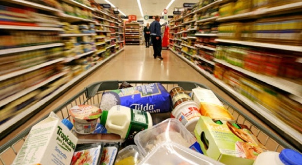 Prezzi alti, 15 supermercati finiscono nel mirino: casi segnalati durante i mesi di lockdown