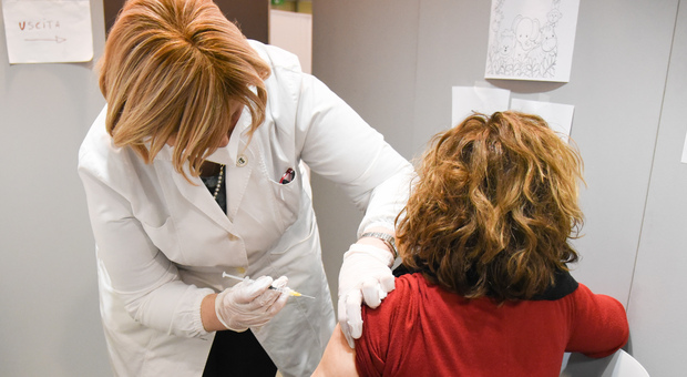 Vaccino anti Covid riduce il rischio di morte nei pazienti oncologici