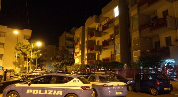 Polizia di Stato all'esterno dello stabile in Via Galera Montefusco 6 all'interno del quale un uomo di 50 anni, Luigi Alfarano, ha ucciso prima sua moglie, Federica De Luca, 30 anni, e poi il figlio di 4 anni per, poi, suicidarsi