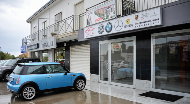 Il salone “Ok Auto” di Chioggia, chiuso da qualche giorno