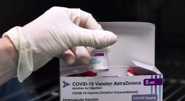 AstraZeneca, seconda dose con lo stesso vaccino anche per gli under 60