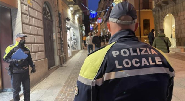Un uomo è stato sanzionato a La Spezia per essere stato scoperto ad urinare contro un muro