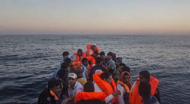Lo sbarco dei migranti a Crotone: a bordo della nave un cadavere
