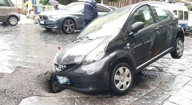 Maltempo a Napoli, voragine in strada: auto sprofonda