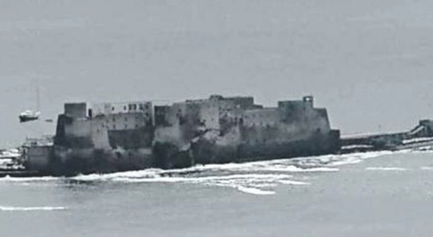 Schiuma bianca nel Golfo di Napoli, è allarme veleni: «Mai vista una cosa del genere»