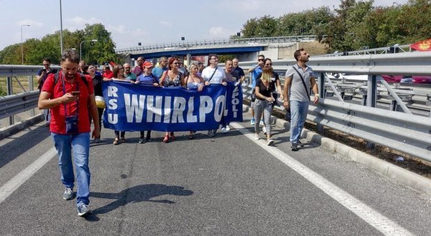 Whirlpool, gli operai bloccano l'autostrada A3: sit-in e assemblea al casello