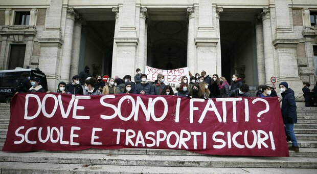 La protesta degli studenti: dal Cavour all'Albertelli domani lezioni davanti ai licei chiusi