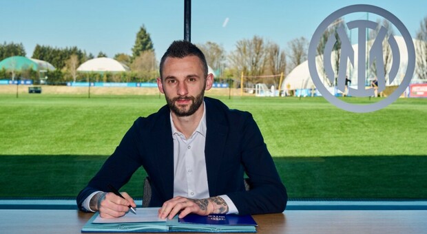 Inter, ufficiale il rinnovo di Brozovic: ha firmato fino al 2026. «Mai parlato con altri club»