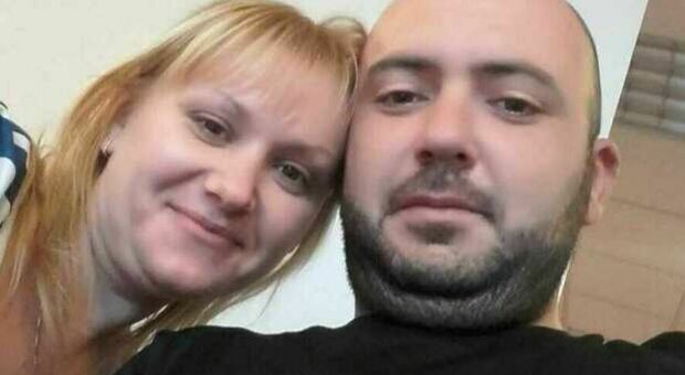 Saldatore romeno uccide la compagna a coltellate: in carcere si punisce ficcandosi la scopa in un occhio