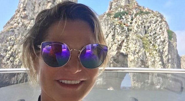 Capri, Simona Ventura e il selfie tra i Faraglioni: «È emozionante»
