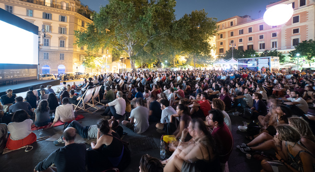 Il Cinema America torna a San Cosimato, una festa per duemila: pace tra i ragazzi e il Comune