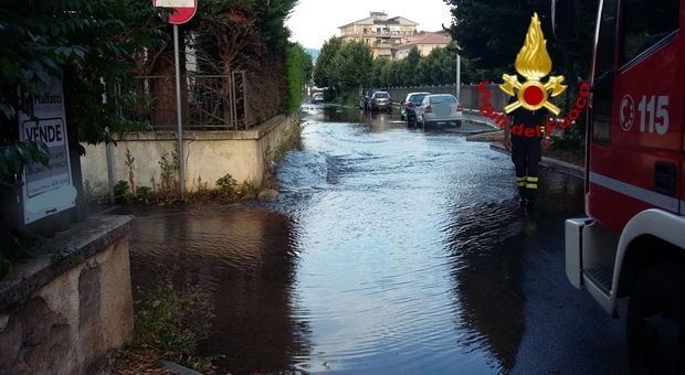 Rieti, si rompe conduttura dell'acqua: completamente allagata via Battistini