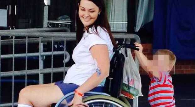 Usa il pennello per il trucco di un amico: 27enne finisce sulla sedia a rotelle