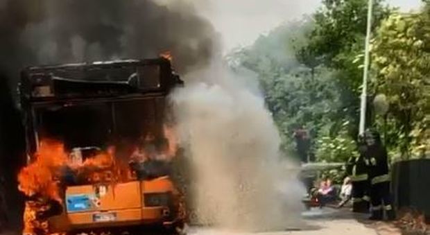 Fano, scende l'ultimo passeggero e l'autobus è distrutto dalle fiamme