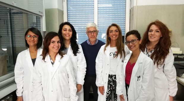 Il gruppo di ricerca, Angela Mauriello è la prima a sinistra e Mariella Tagliamonte è a destra del professor Buonaguro che guida l'équipe