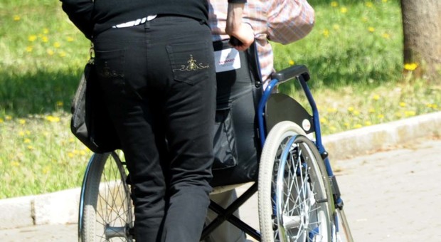 Si finge invalido e ruba la carrozzina per disabili: denunciato