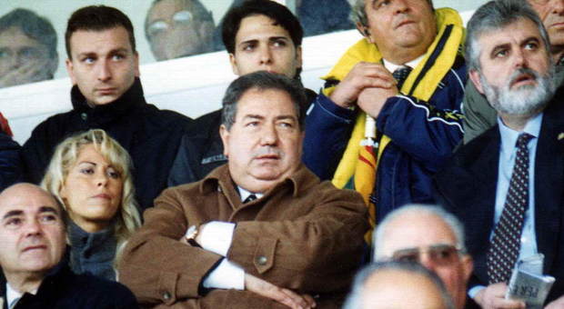 Luciano Gaucci allo stadio di Viterbo con la compagna di allora, Elisabetta Tulliani, nel 1990