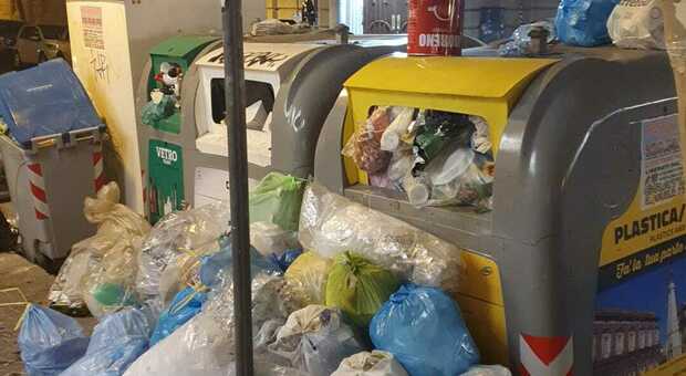 Napoli, situazione rifiuti al vomero: cartoni e sacchi della spazzatura non vengono raccolti
