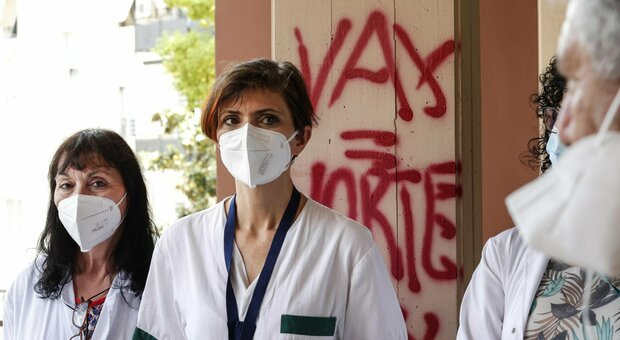 Roma, l'Ordine dei medici: "Proteste negli ospedali dove sono stati ricollocati i camici bianchi no vax"