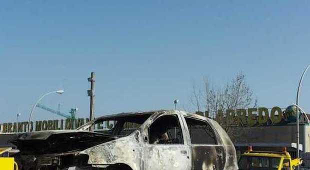 Terrore a Battipaglia, un'auto esplode nella notte e le fiamme lambiscono la strada ferrata