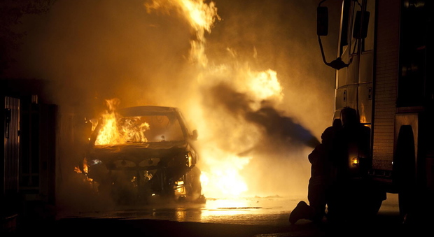 Inseguiti dai carabinieri bruciano l'auto rubata in riva all'Adige