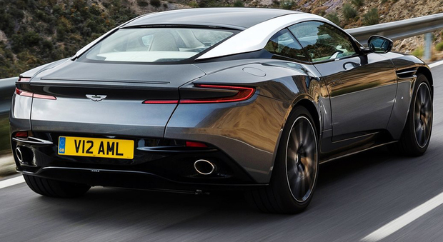 La Aston Martin DB11 che avrà il nuovo motore a dodici cilindri a benzina twin-turbo di 5,2 litri con architettura a V