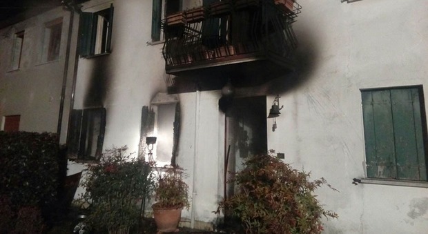 «Le fiamme escono dalle finestre»: incendio in una casa, un ustionato