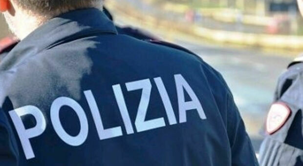 Poliziotto choc a Roma: costringeva una 15enne a prostituirsi nei locali per scambisti. Un video per ricattarla, ma il padre scopre tutto