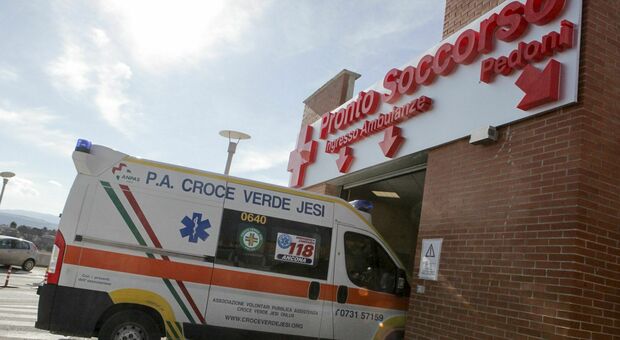 Ambulanze in coda e niente barelle: «Caos al pronto soccorso dell’ospedale Urbani»